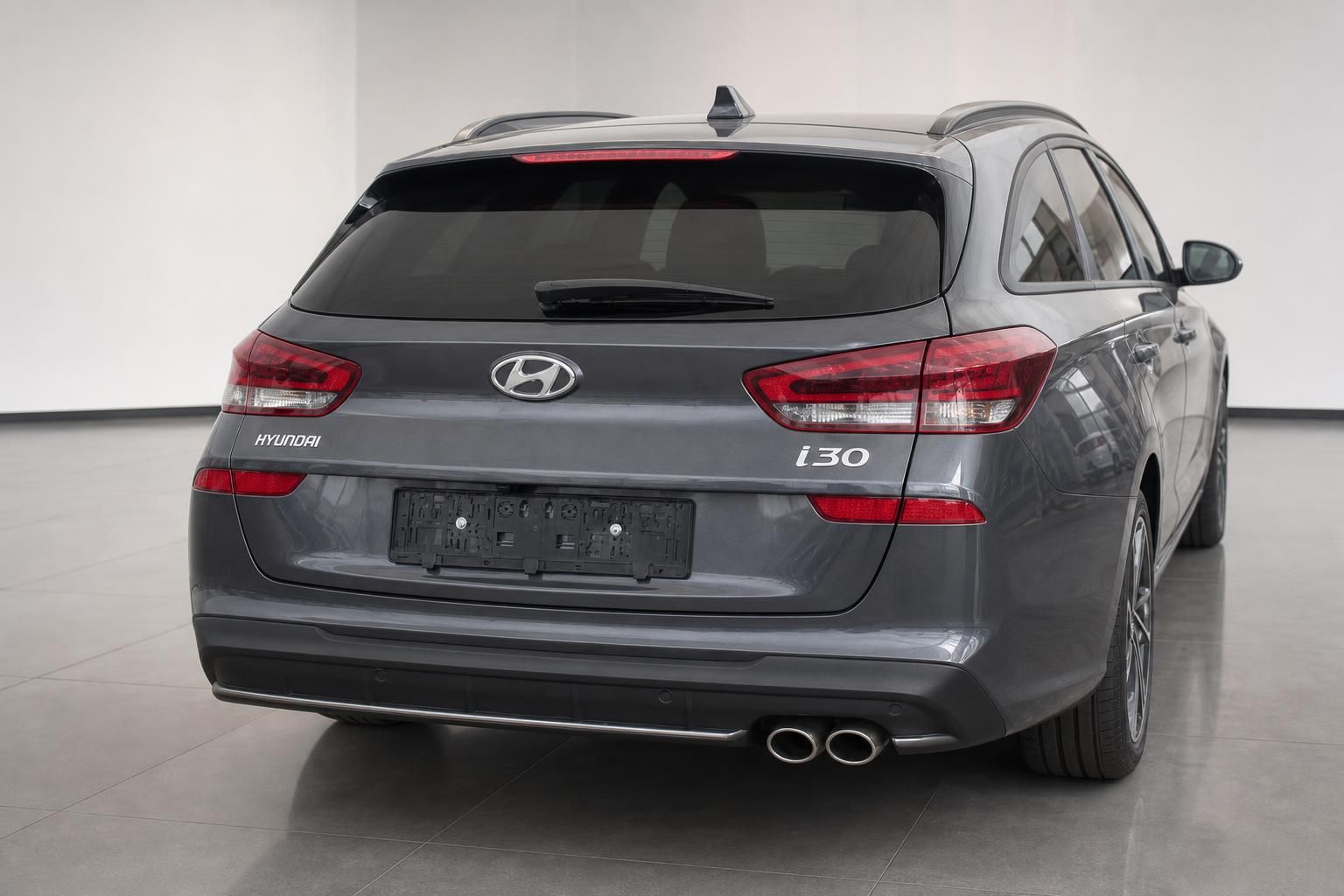 Hyundai i30 grauer Kombi Heckansicht mit LED-Rücklichtern