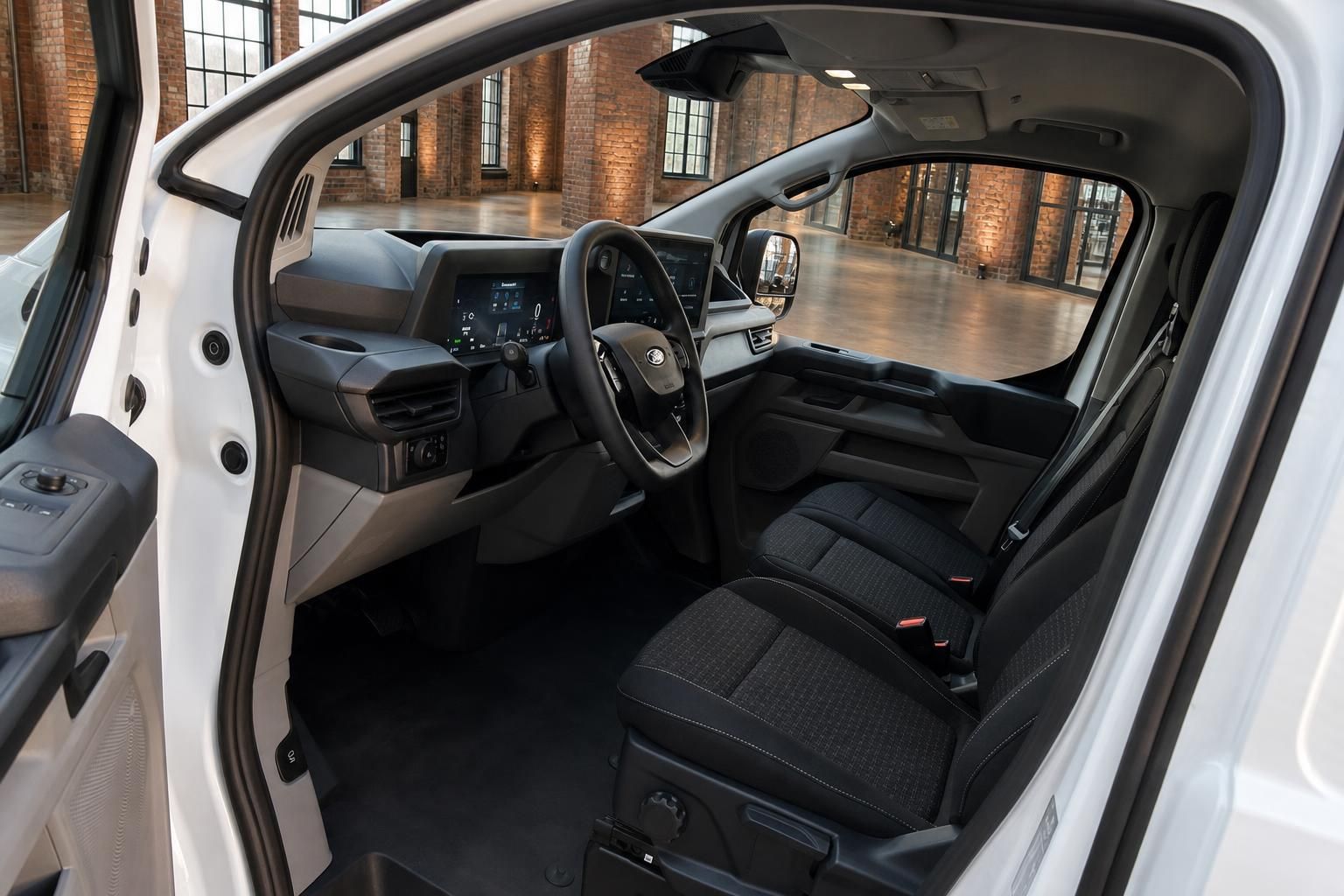 Ford Transit Custom Innenraum – Cockpit mit Touchscreen, Lenkrad und Fahrersitz