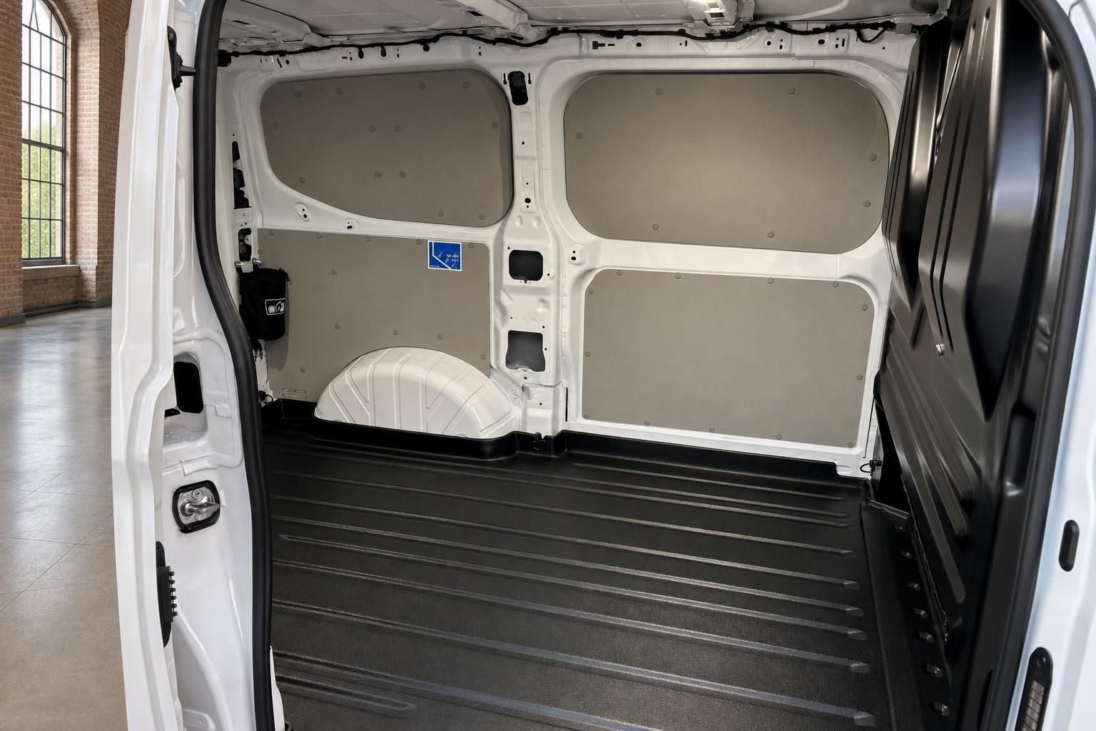Ford Transit Laderaum innen geöffnet, leerer weißer Transporter Kastenwagen Laderaumansicht
