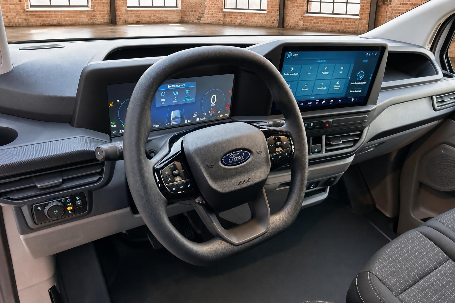 Ford Transit Custom Cockpit mit digitalem Kombiinstrument, großem Touchscreen und Ford-Lenkrad