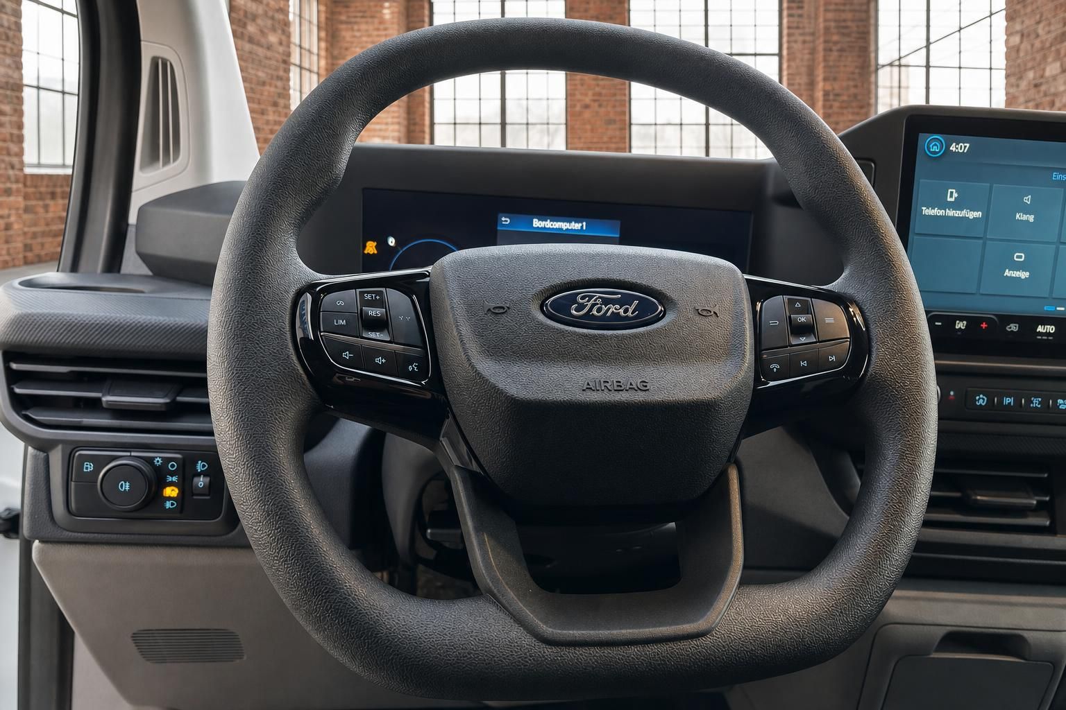 Ford Transit Custom Lenkrad Nahaufnahme mit Multifunktionstasten, Airbag und Infotainment-Display