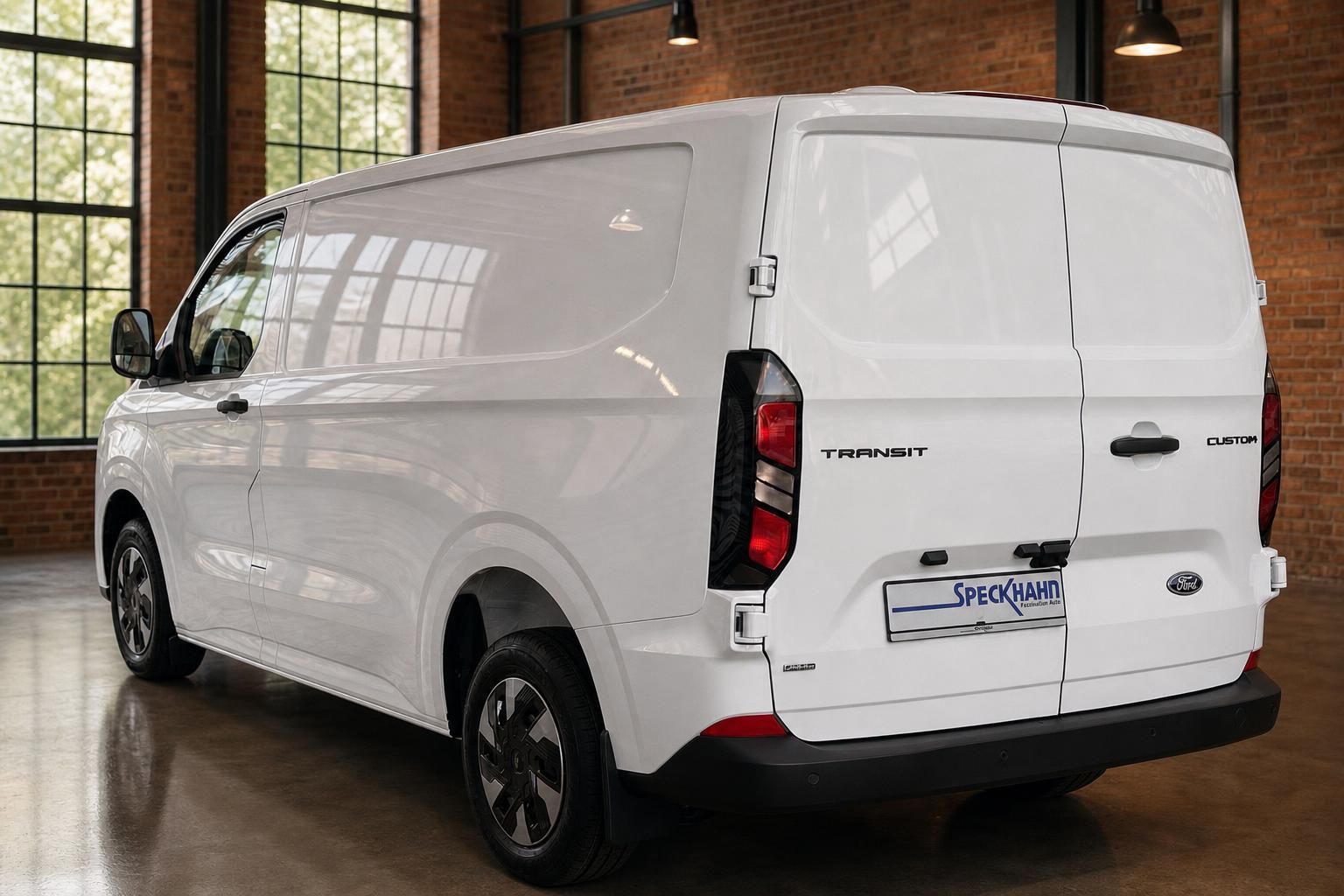 Ford Transit Custom Kastenwagen weiss Heckansicht schraeg rechts in Industriehalle
