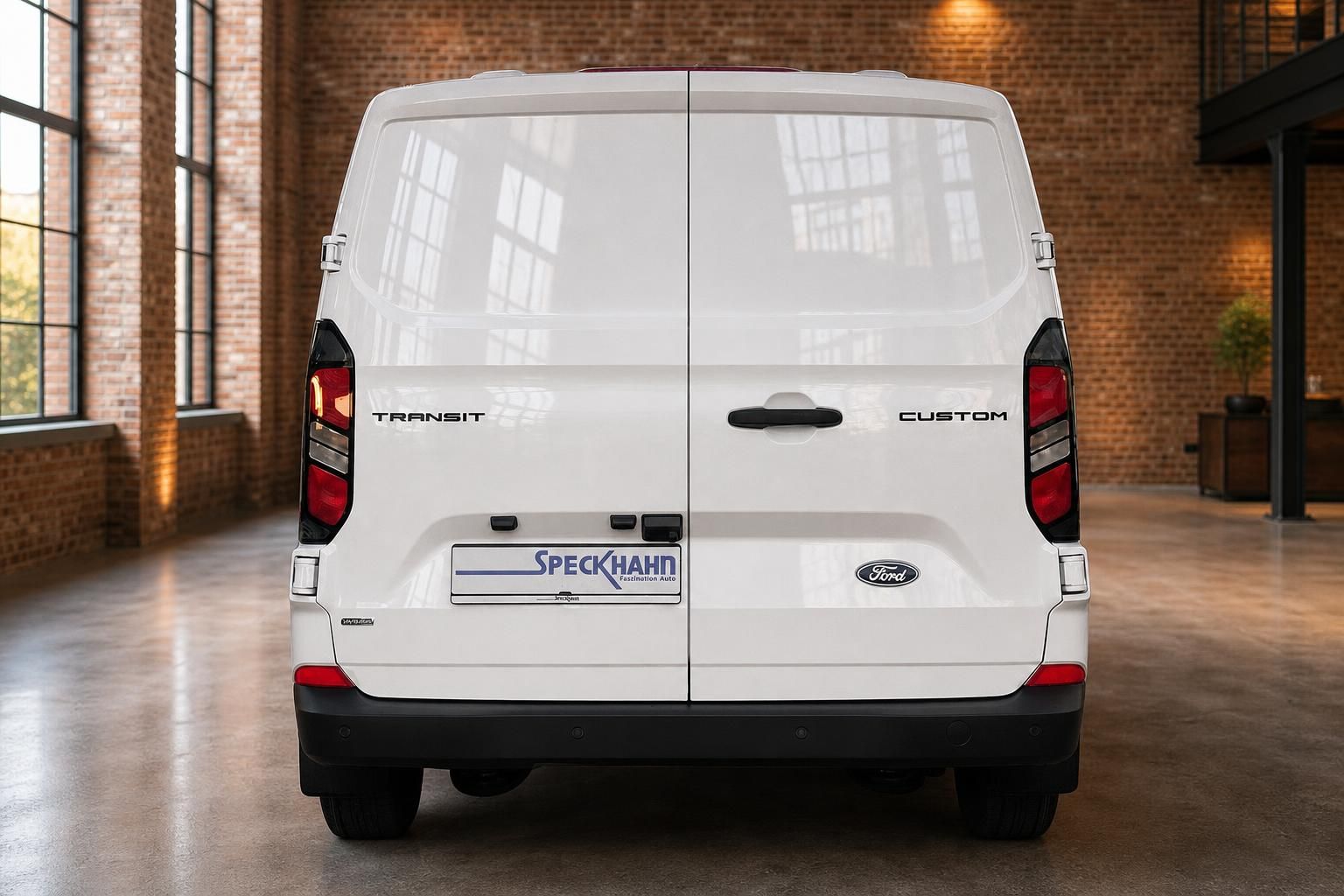 Ford Transit Custom Kastenwagen weiss direkte Heckansicht mit Rueckleuchten in Industriehalle