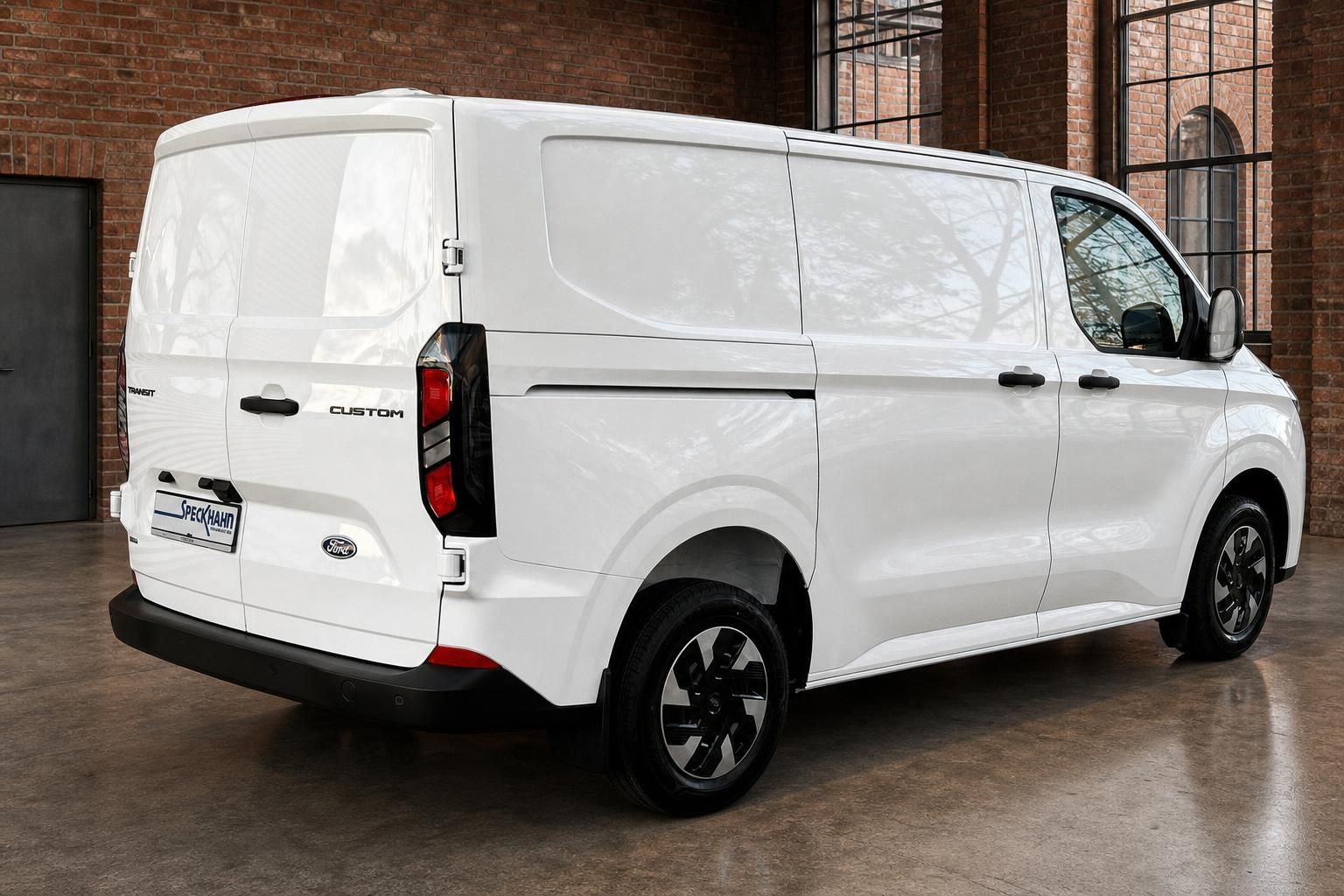 Ford Transit Custom Kastenwagen weiss Heckansicht schraeg links in Industriehalle
