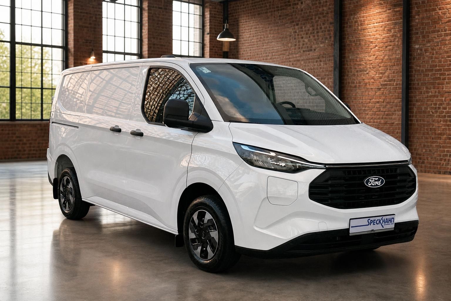 Ford Transit Custom Kastenwagen weiss Frontansicht schraeg rechts in Industriehalle