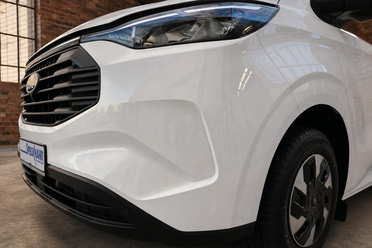 Ford Transit Custom weiss – Detailansicht Front mit LED-Scheinwerfer und Kühlergrill
