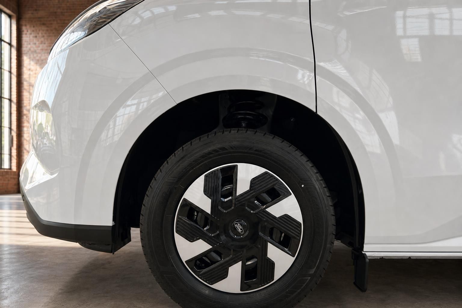 Ford Transit Custom weiss – Detailansicht Felge und Radkasten vorne links