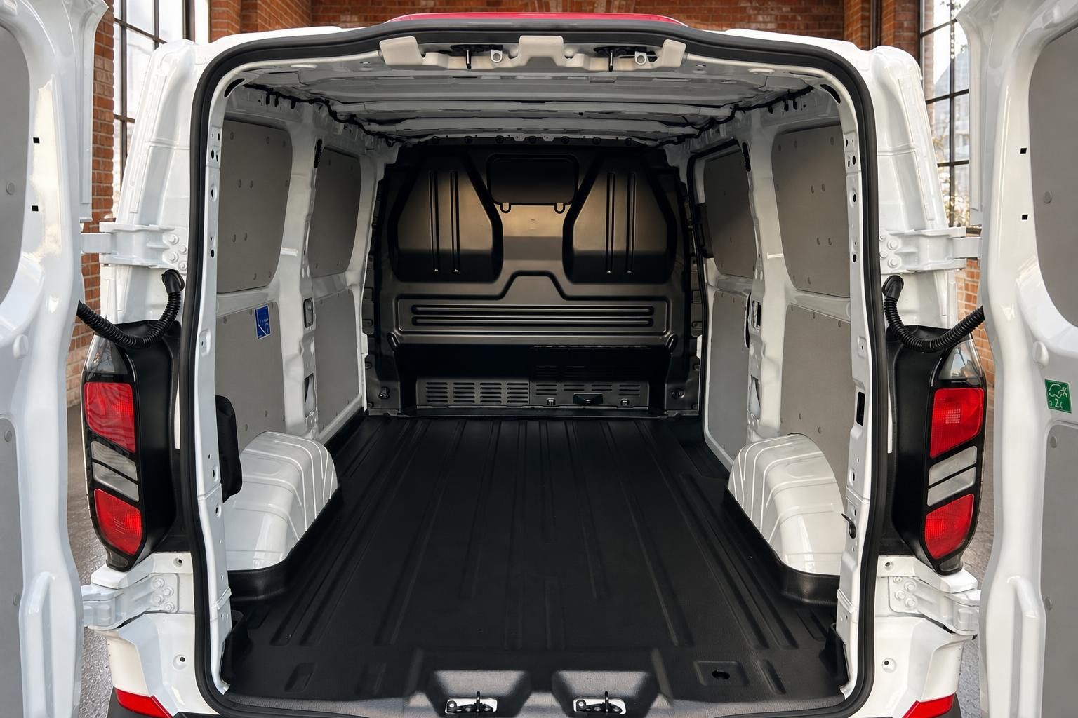 Ford Transit Custom Laderaum – geräumiger leerer Cargo-Innenraum von hinten