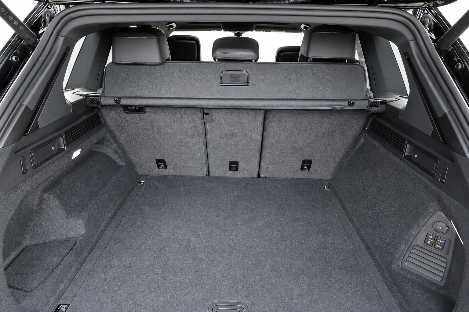 VW Touareg Kofferraum mit umgeklapptem Rollo und viel Ladevolumen