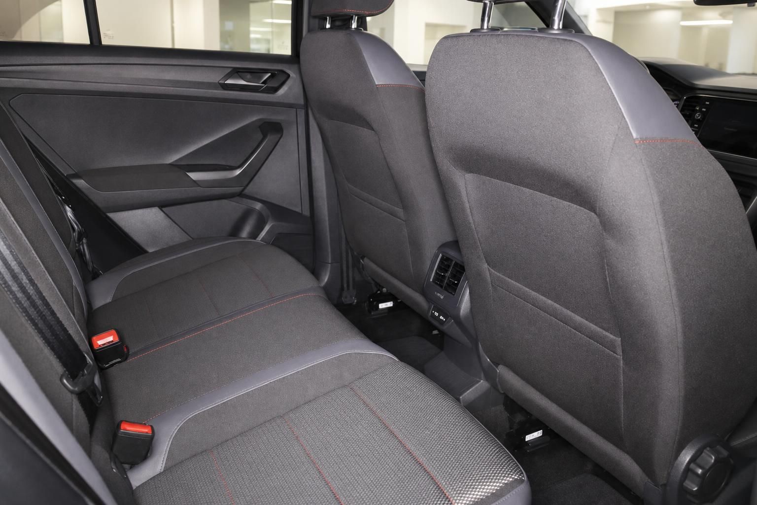 VW T-Roc Rücksitzbank mit grauen Stofbezügen und roten Ziernähten