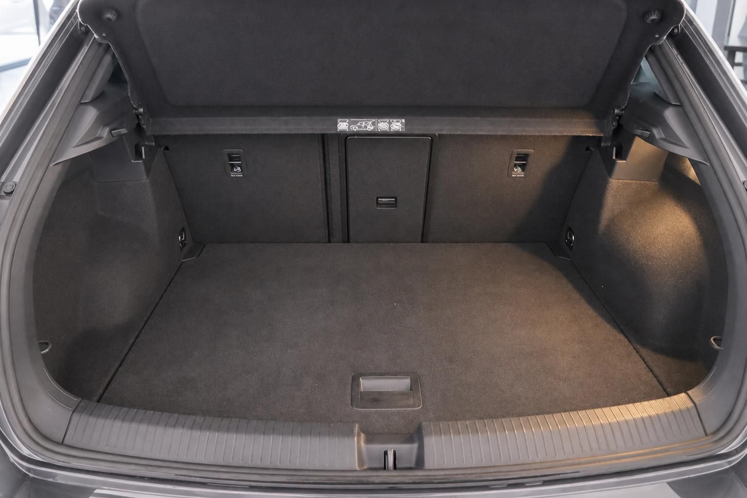 VW T-Roc Kofferraum geöffnet – geräumiger Laderaum mit aufgeklappter Heckklappe