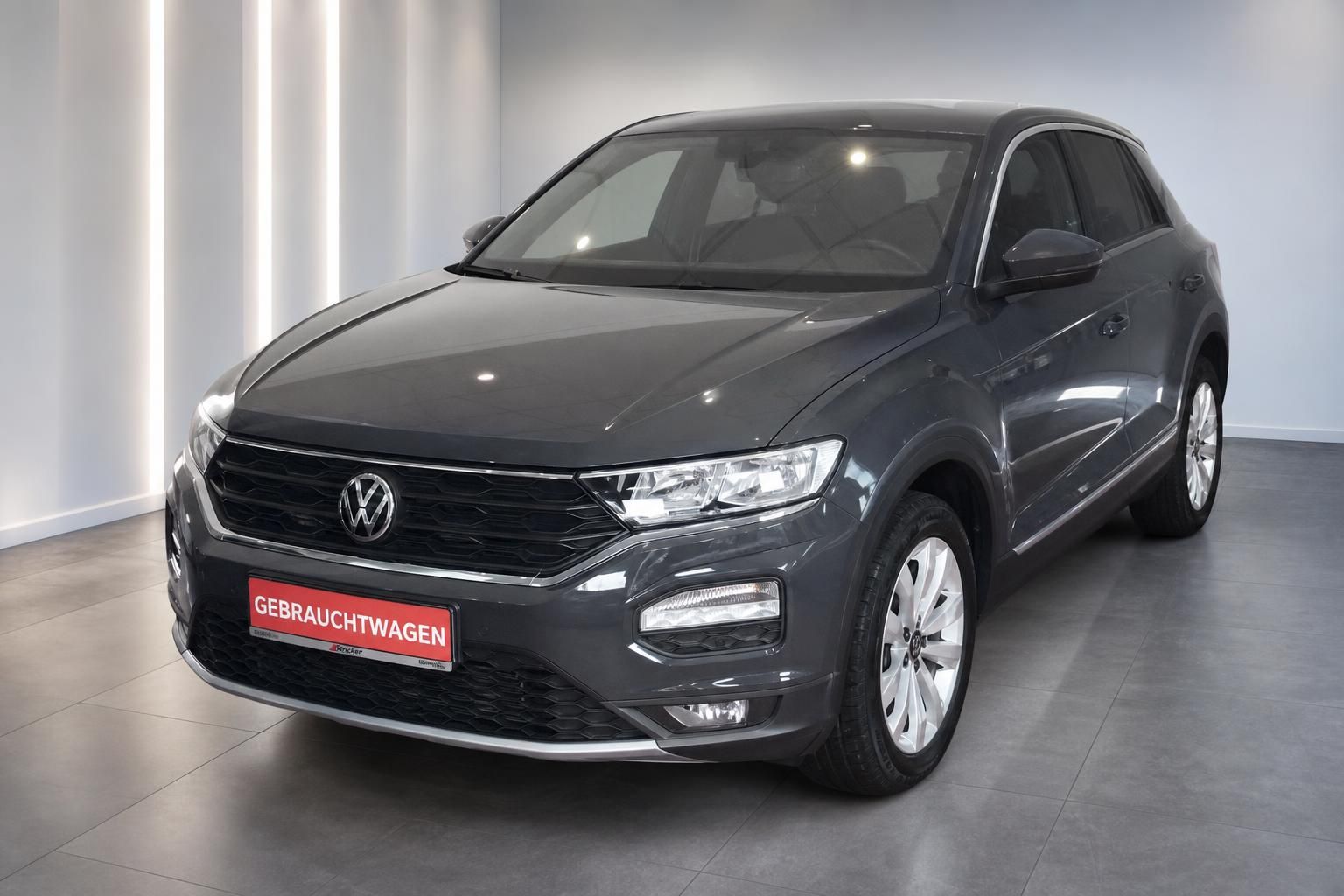 VW T-Roc Gebrauchtwagen grau Frontansicht schräg links im Autohaus