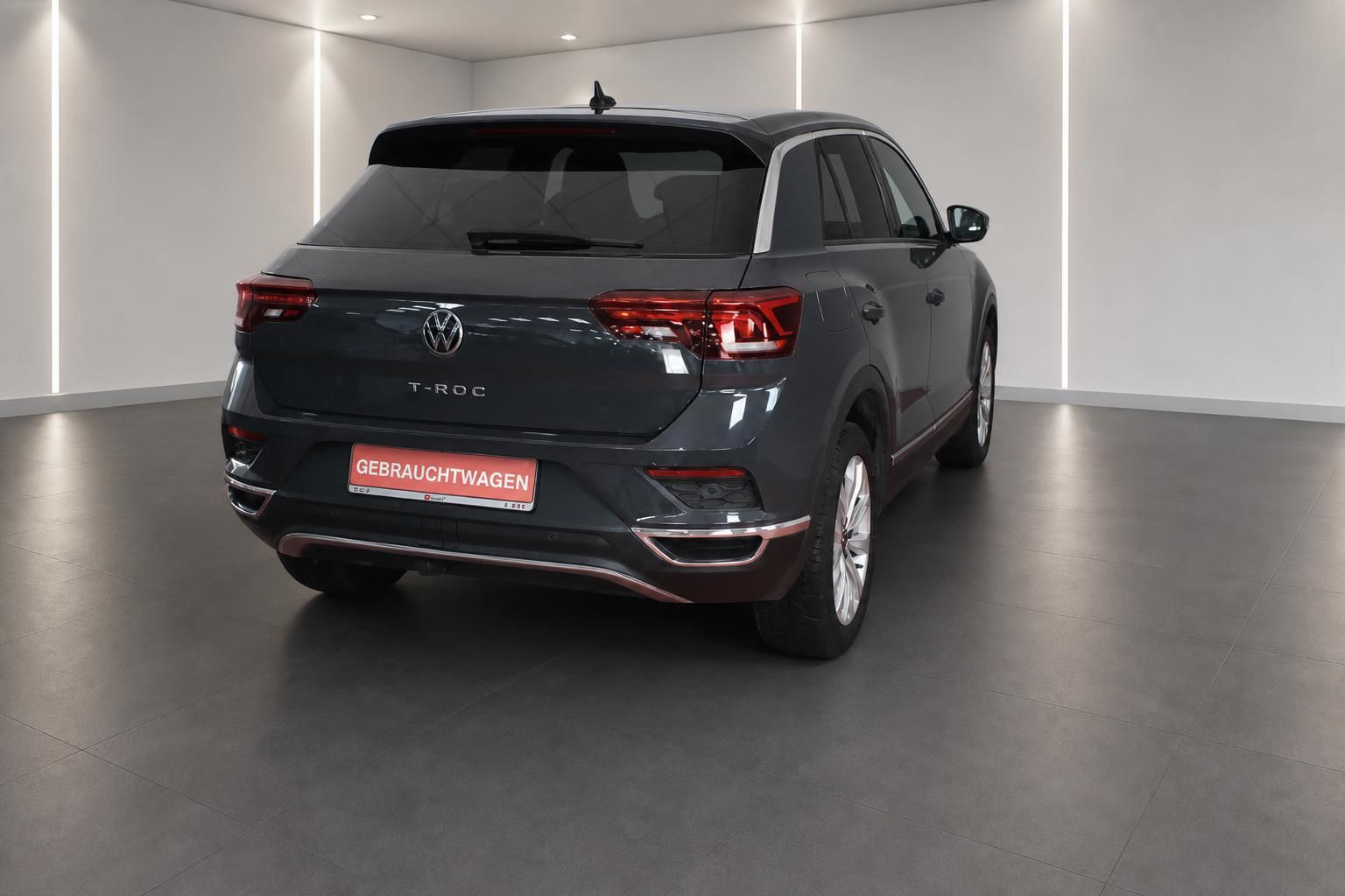 VW T-Roc grau Heckansicht mit LED-Rückleuchten im Autohaus T-ROC Schriftzug