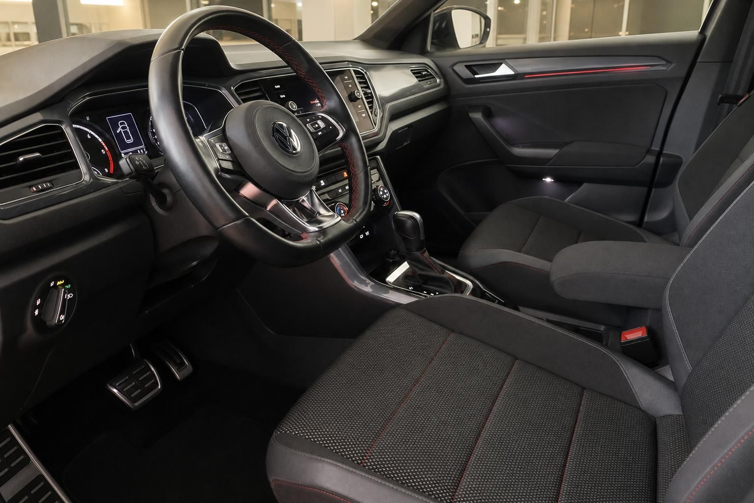 VW T-Roc Innenraum Fahrerseite mit Lenkrad Sportsitze und Schaltung schwarz rot