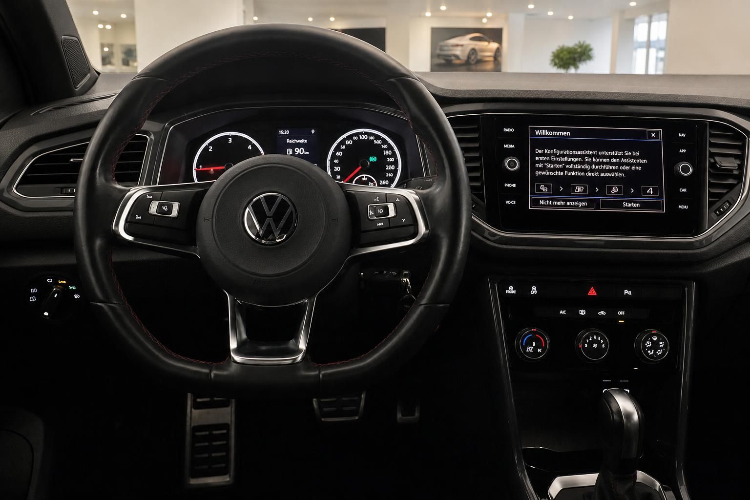 VW T-Roc Cockpit mit Lenkrad digitales Kombiinstrument und Touchscreen-Infotainment