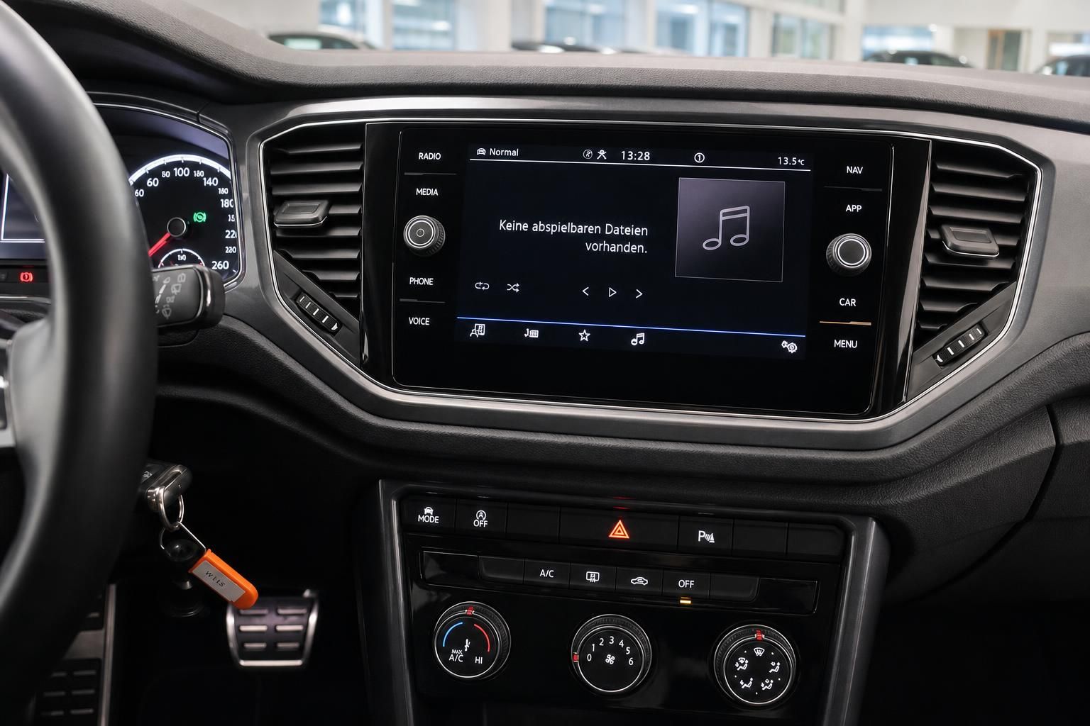 VW T-Roc Touchscreen-Infotainment-System mit Tacho und Klimabedienung im Cockpit