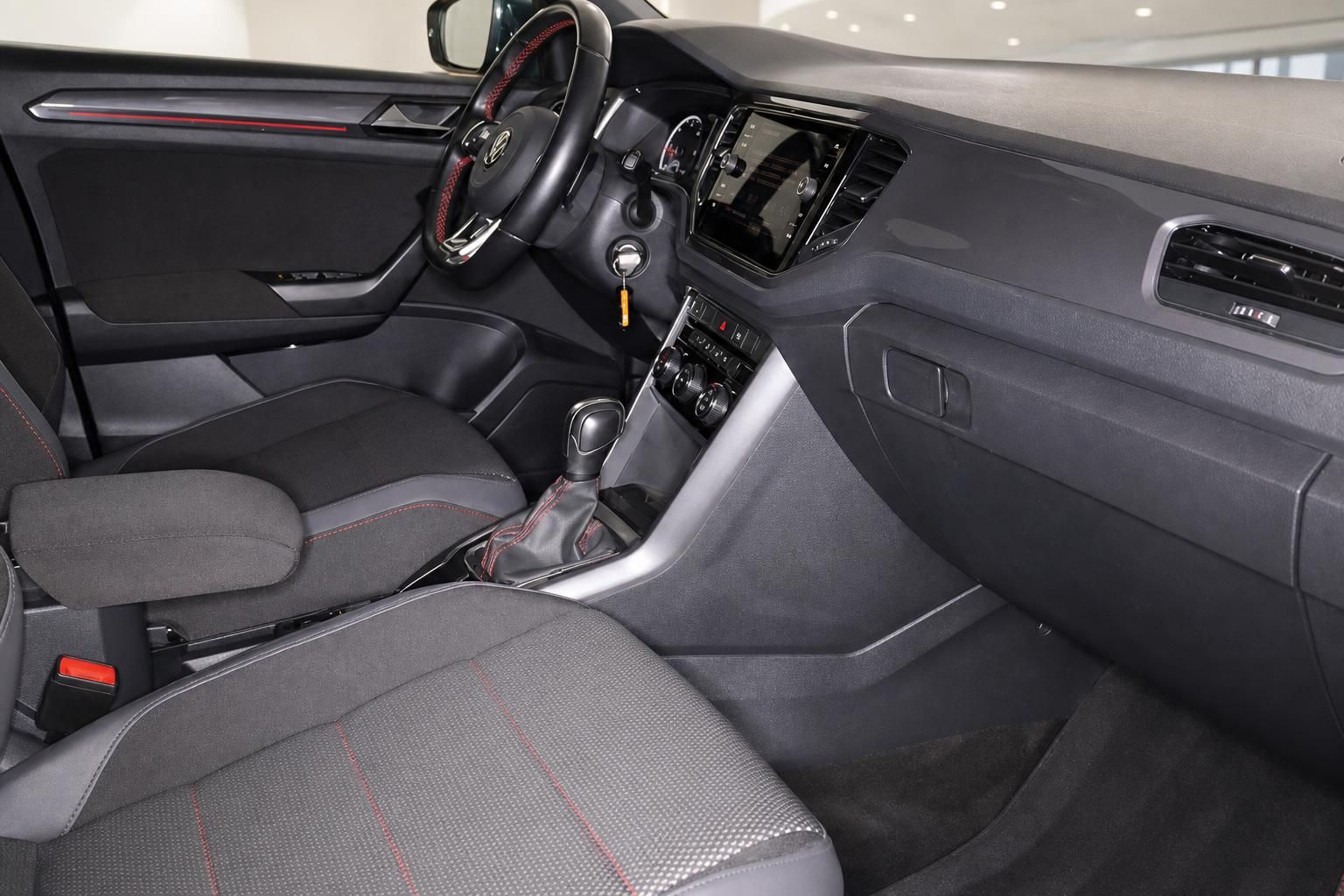 VW T-Roc GTI Innenraum Cockpit mit Lenkrad, Touchscreen und Sportledersitzen