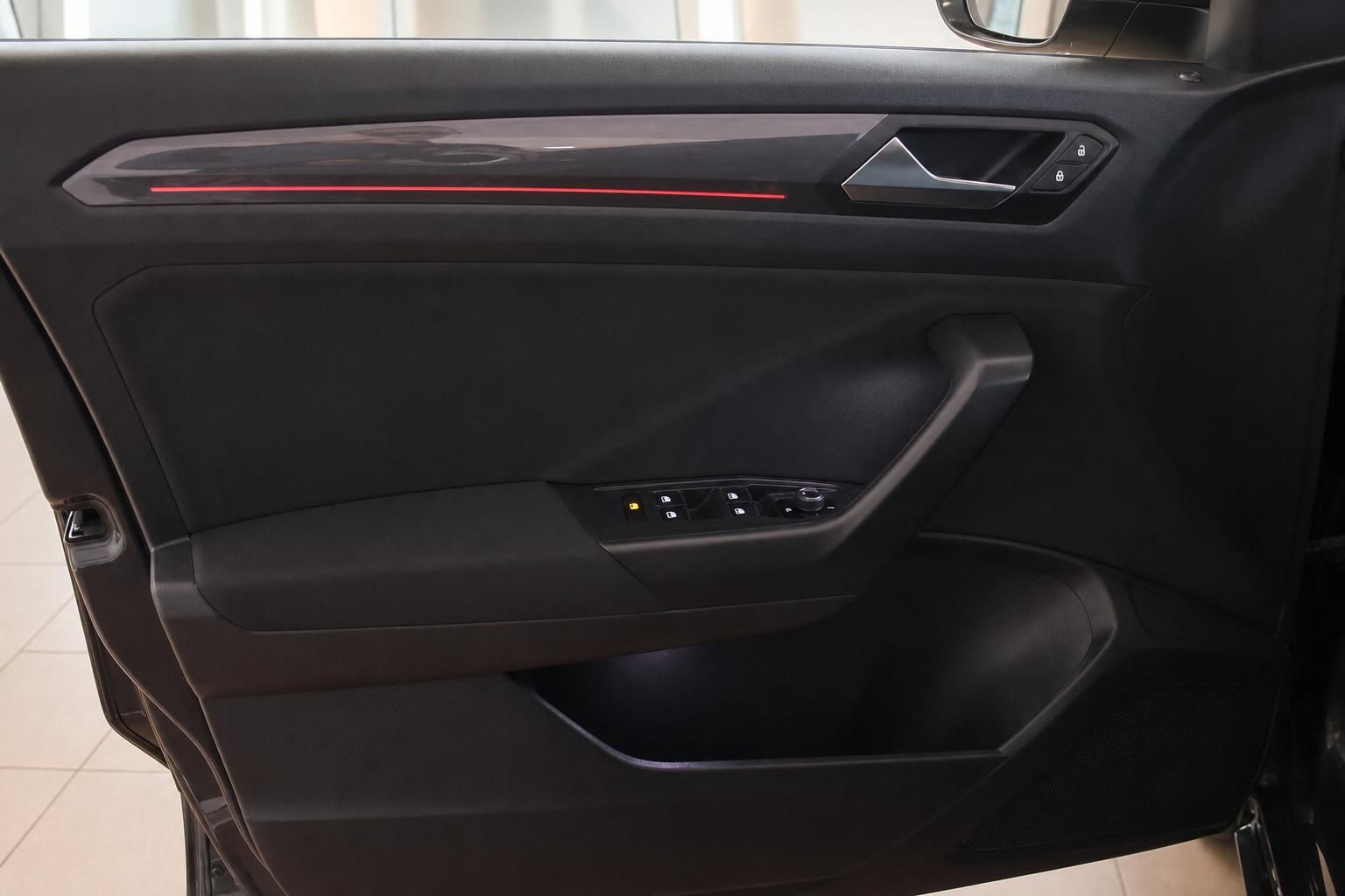 VW Innenraum Fahrertür mit roter Ambientebeleuchtung und Fensterheber-Schaltereinheit