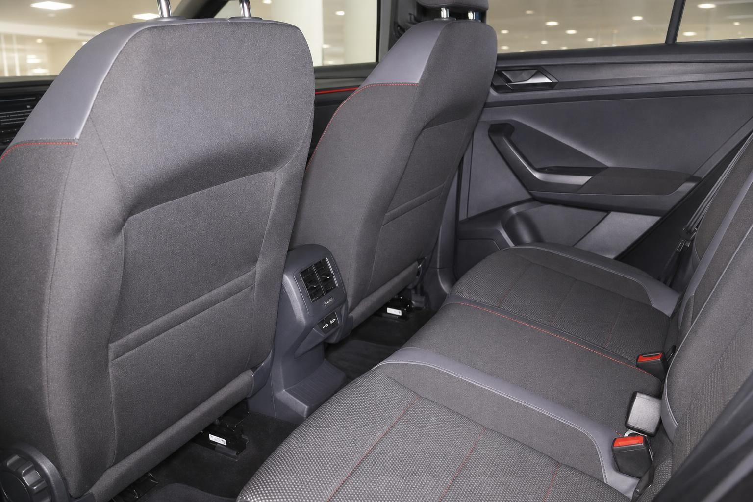 VW T-Roc Rücksitze mit Klimadüsen und grauen Stoffsitzen mit roten Ziernähten