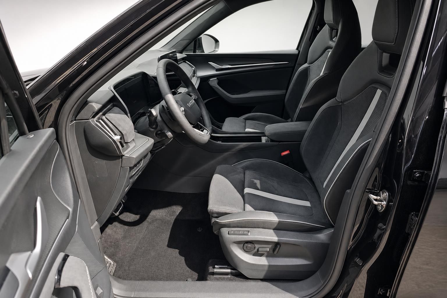 Skoda Innenraum mit Vordersitzen und Lenkrad, Tür geoeffnet