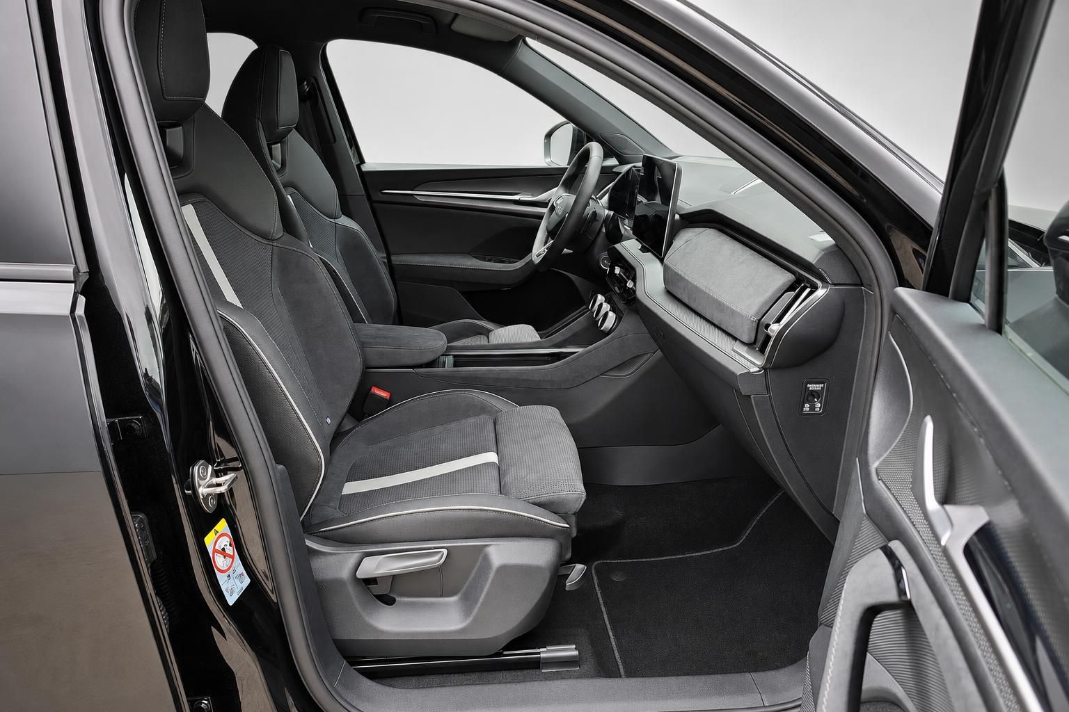 Innenraum Skoda SUV schwarz mit Sportsitzen und Digitalcockpit