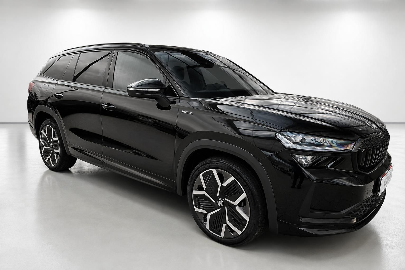 Skoda SUV schwarz Frontansicht mit Alufelgen im Studio
