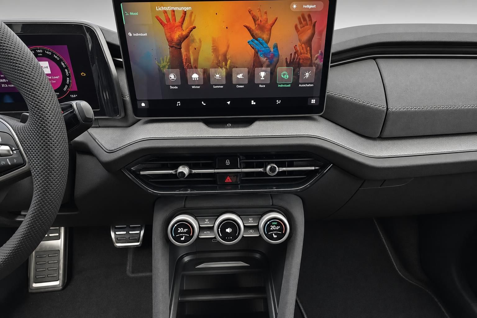Skoda Infotainment Touchscreen mit Lichtstimmungen im Cockpit
