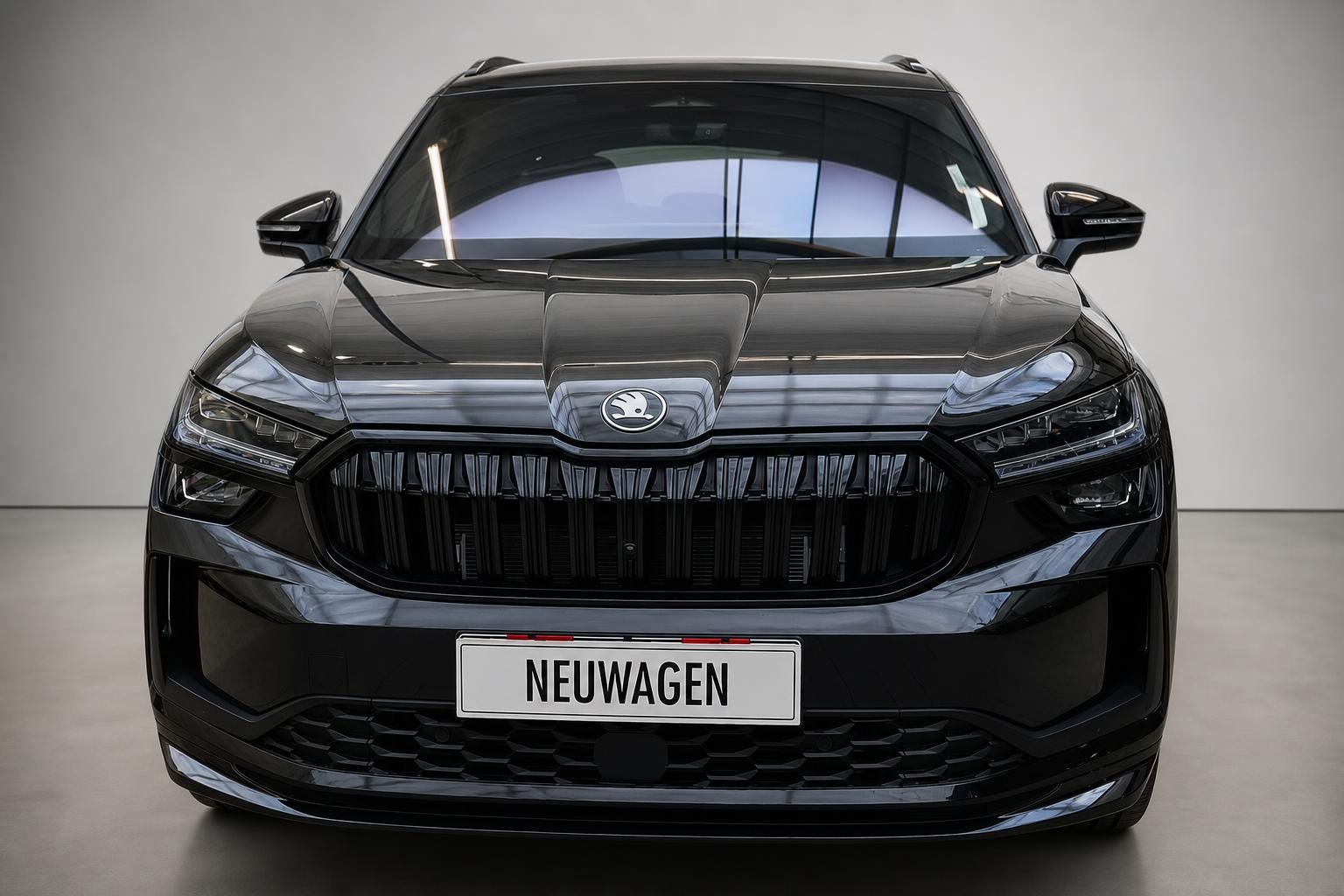 Schwarzer Skoda SUV Frontansicht mit markantem Kuehlergrill