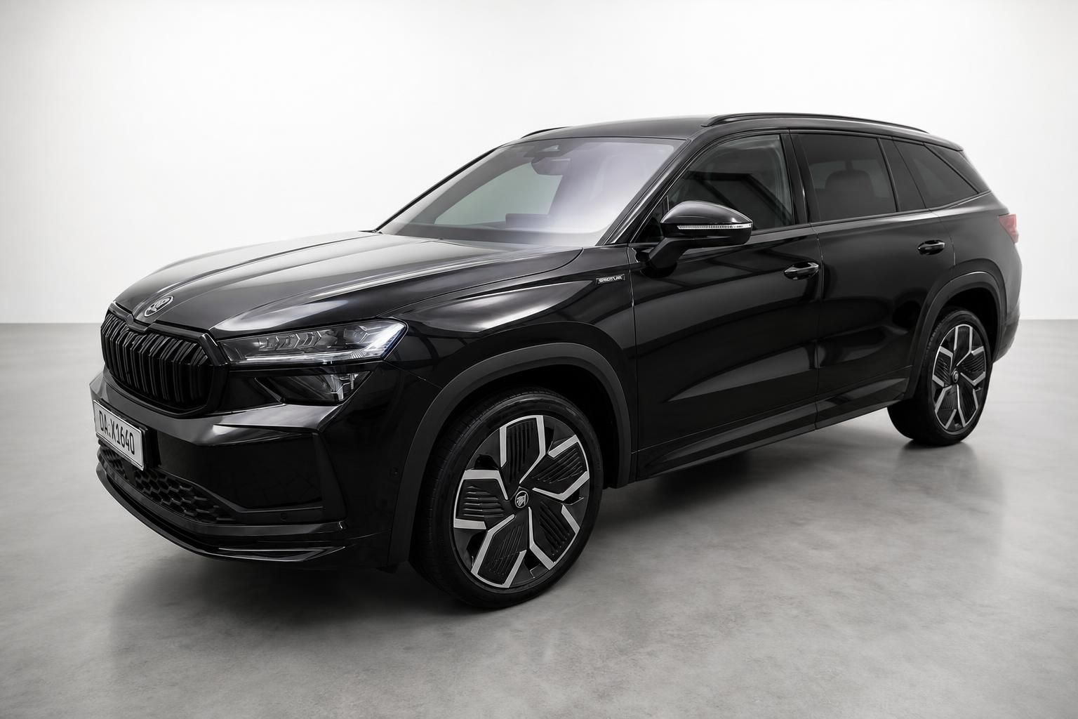 Schwarzer Skoda Kodiaq SUV Frontansicht schraeg im Studio