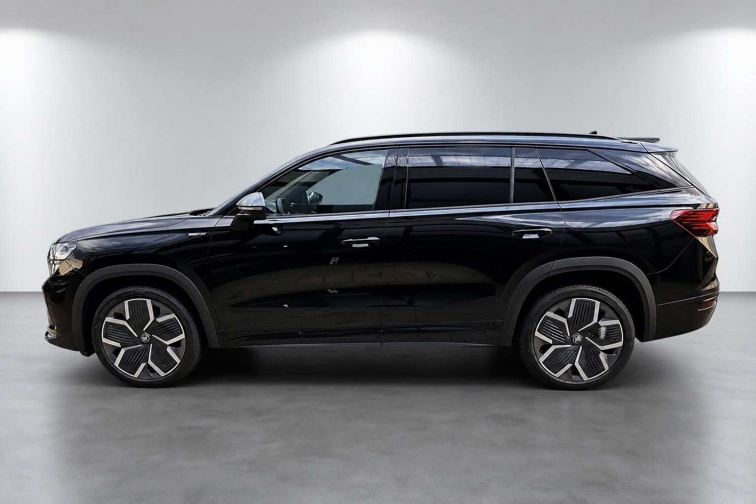 Schwarzer SUV Skoda Seitenansicht mit Sportline-Felgen im Studio