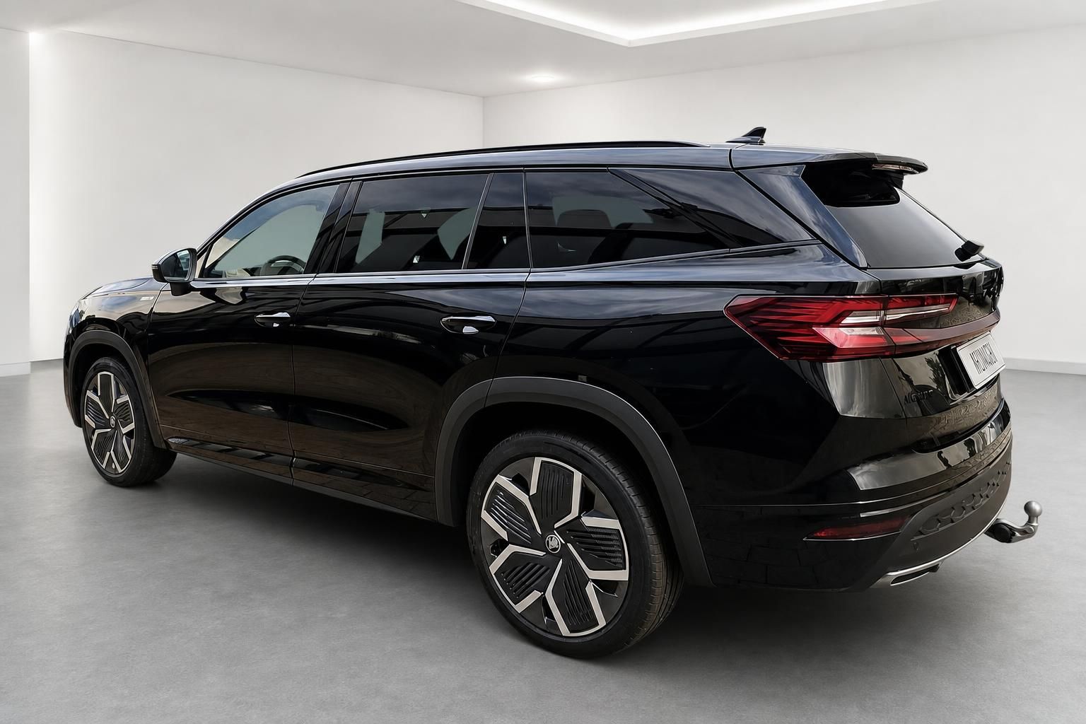 Skoda SUV in Schwarz, Heckansicht seitlich im Studio