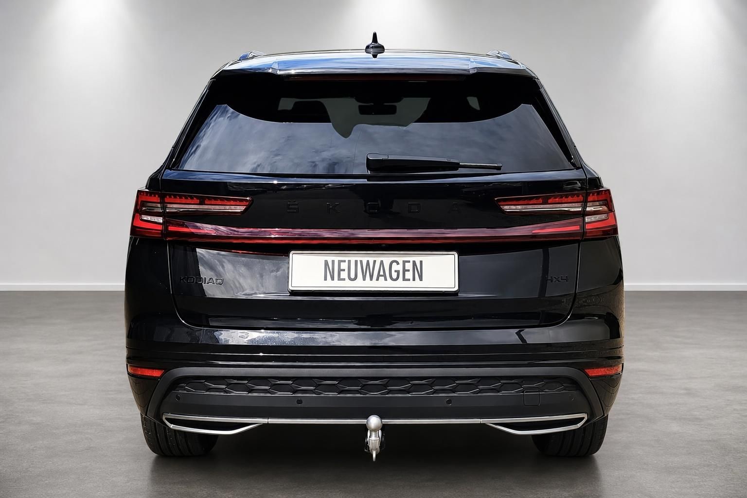 Schwarzer Skoda Kodiaq 4x4 Heckansicht mit Anhaengerkupplung