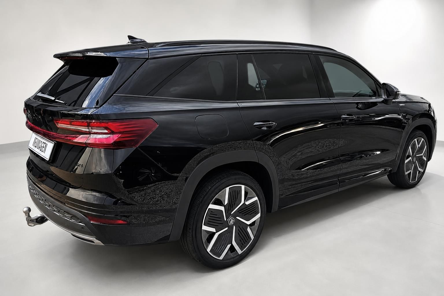 Skoda SUV schwarz Heckansicht mit Anhaengerkupplung und Felgen