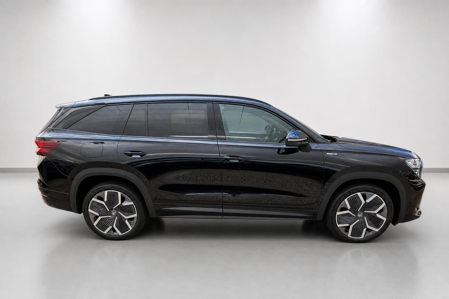 Schwarzer Skoda SUV von der Seite fotografiert