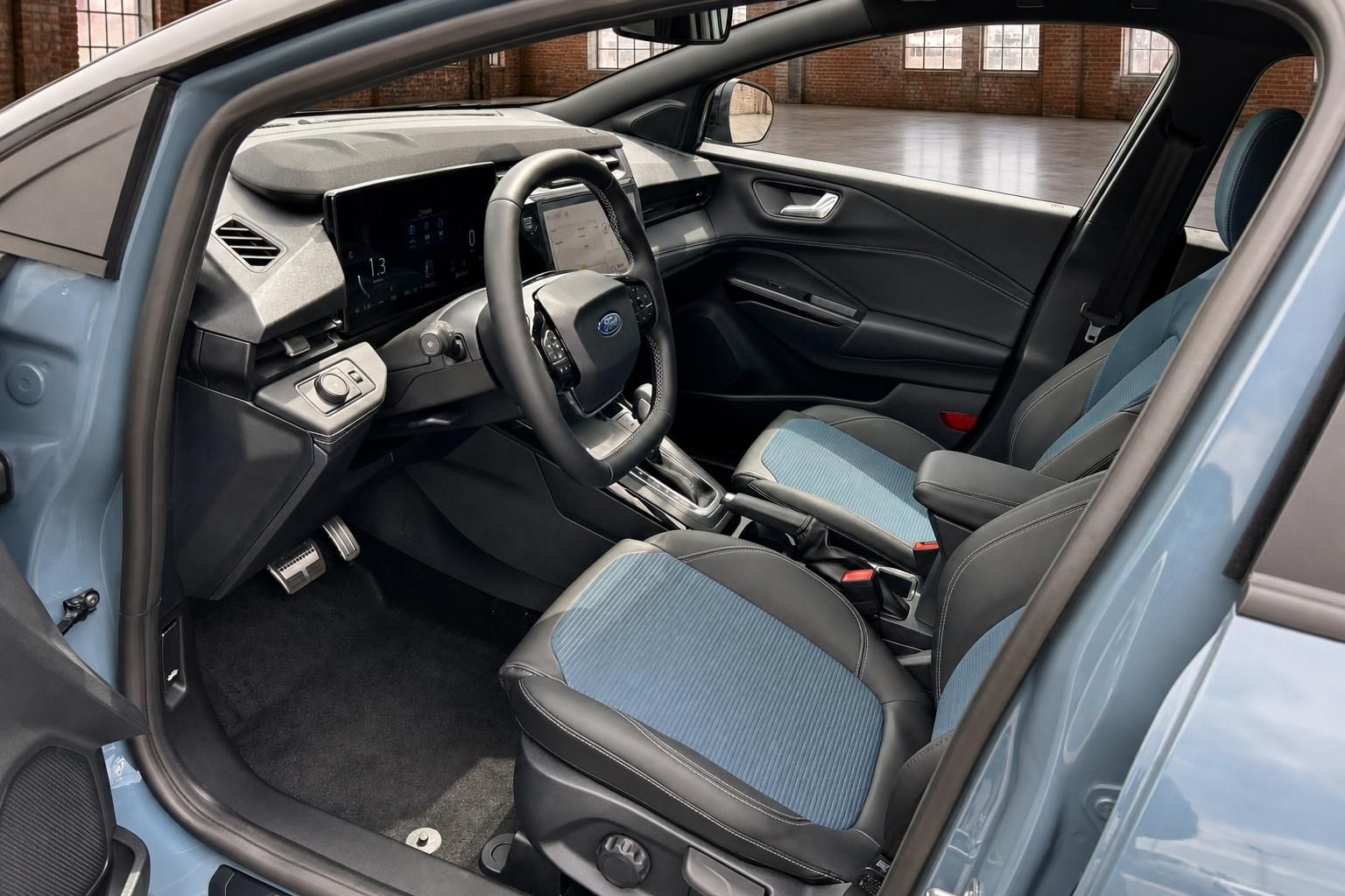 Ford Puma Innenraum mit digitalem Cockpit, Lenkrad und blau-schwarzen Sportsitzen