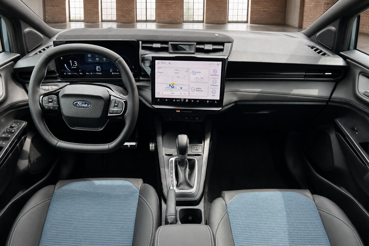 Ford Innenraum Frontansicht mit Lenkrad, Automatikgetriebe, Infotainment und blauen Vordersitzen