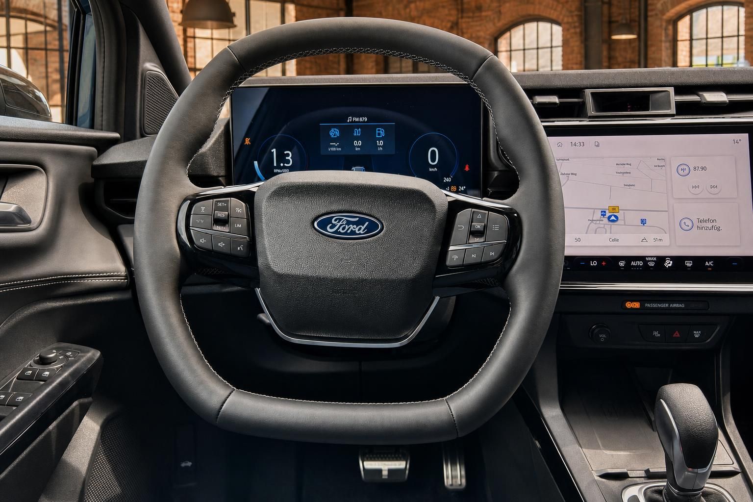 Ford Lenkrad Nahaufnahme mit digitalem Kombiinstrument und SYNC Touchscreen-Navigationssystem