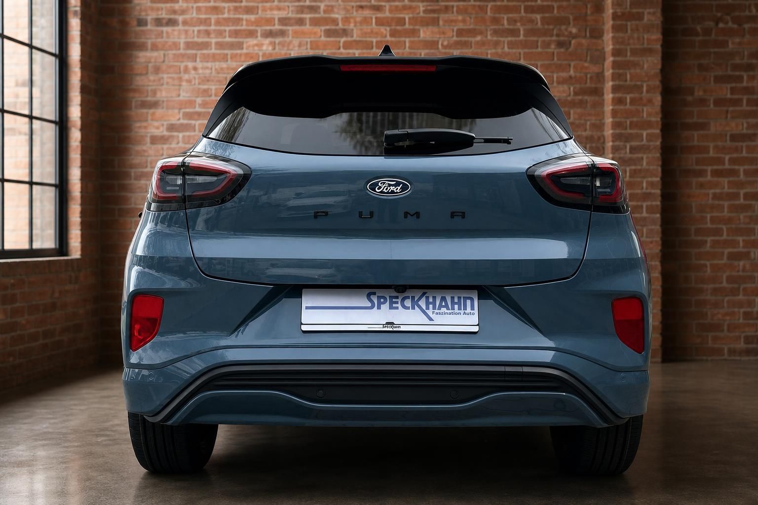 Ford Puma blau Heckansicht gerade schwarze Rückleuchten Spoiler Gebrauchtwagen