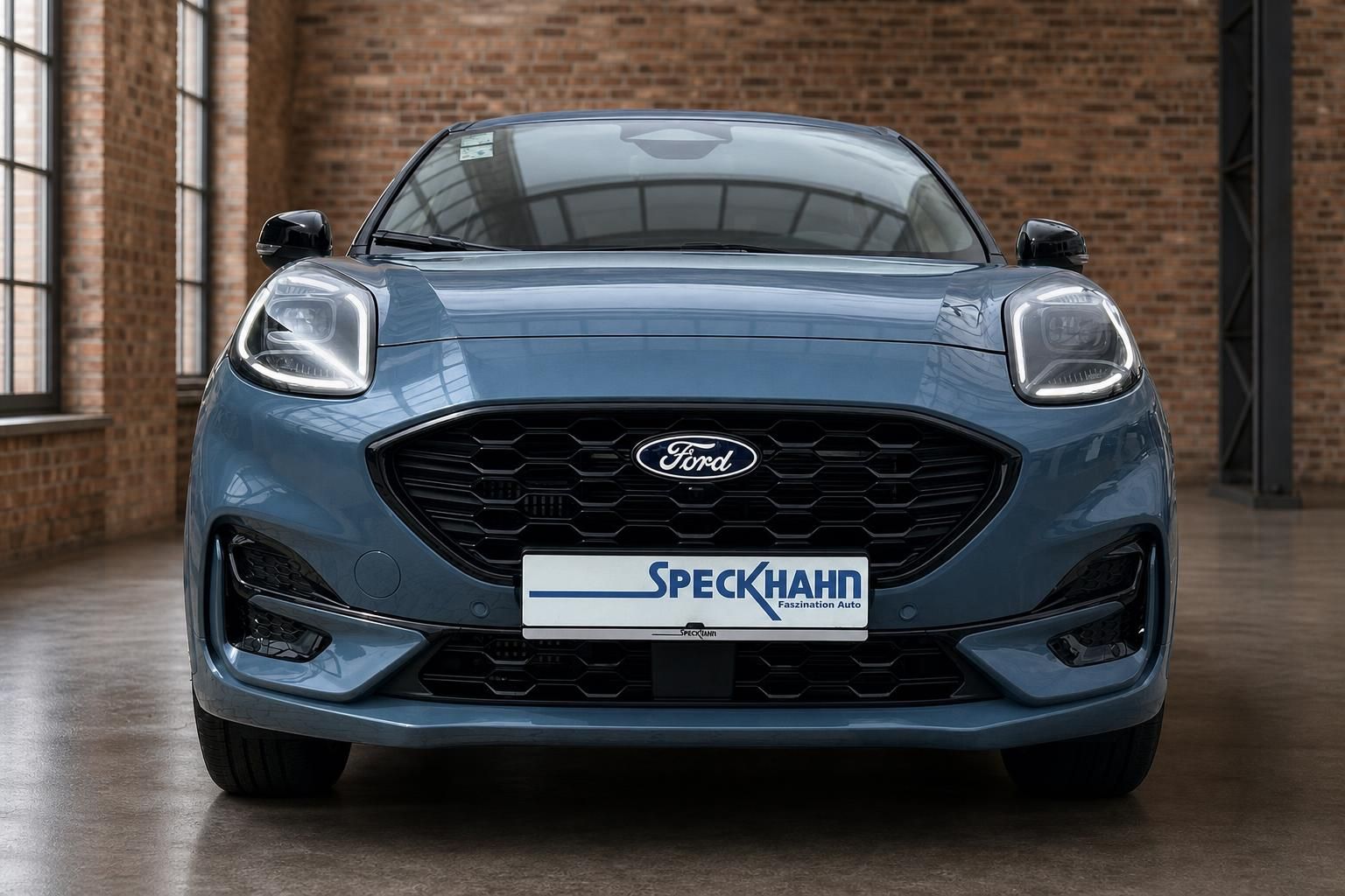 Ford Puma Frontansicht in Blaugrau mit LED-Scheinwerfern und schwarzem Wabengrill
