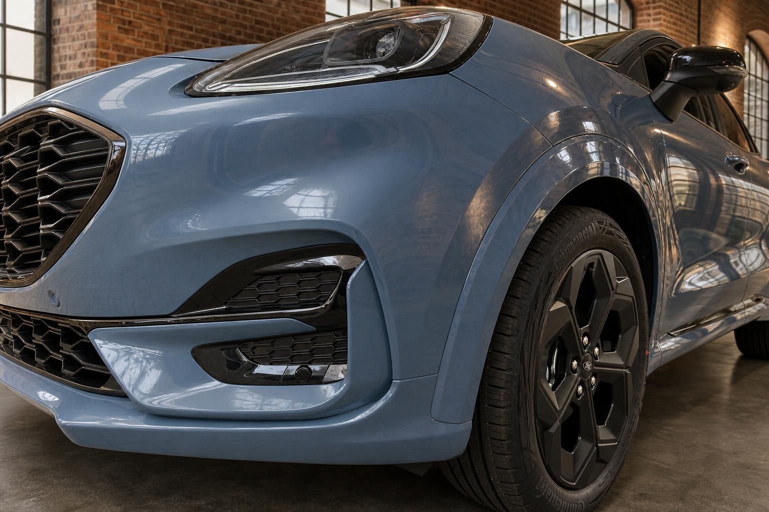 Ford Puma Frontpartie Nahaufnahme in Blaugrau mit schwarzen 18-Zoll-Felgen und Stoßfänger