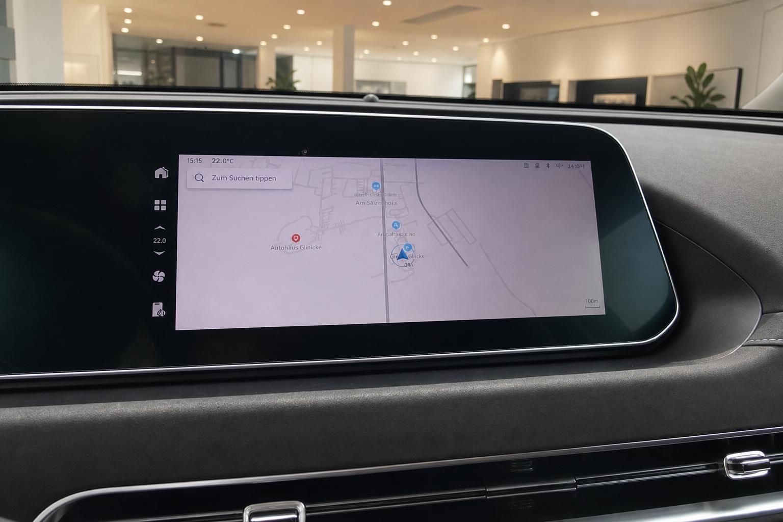 ORA Funky Cat Infotainment-Display mit Navigationskarte im Fahrzeuginnenraum