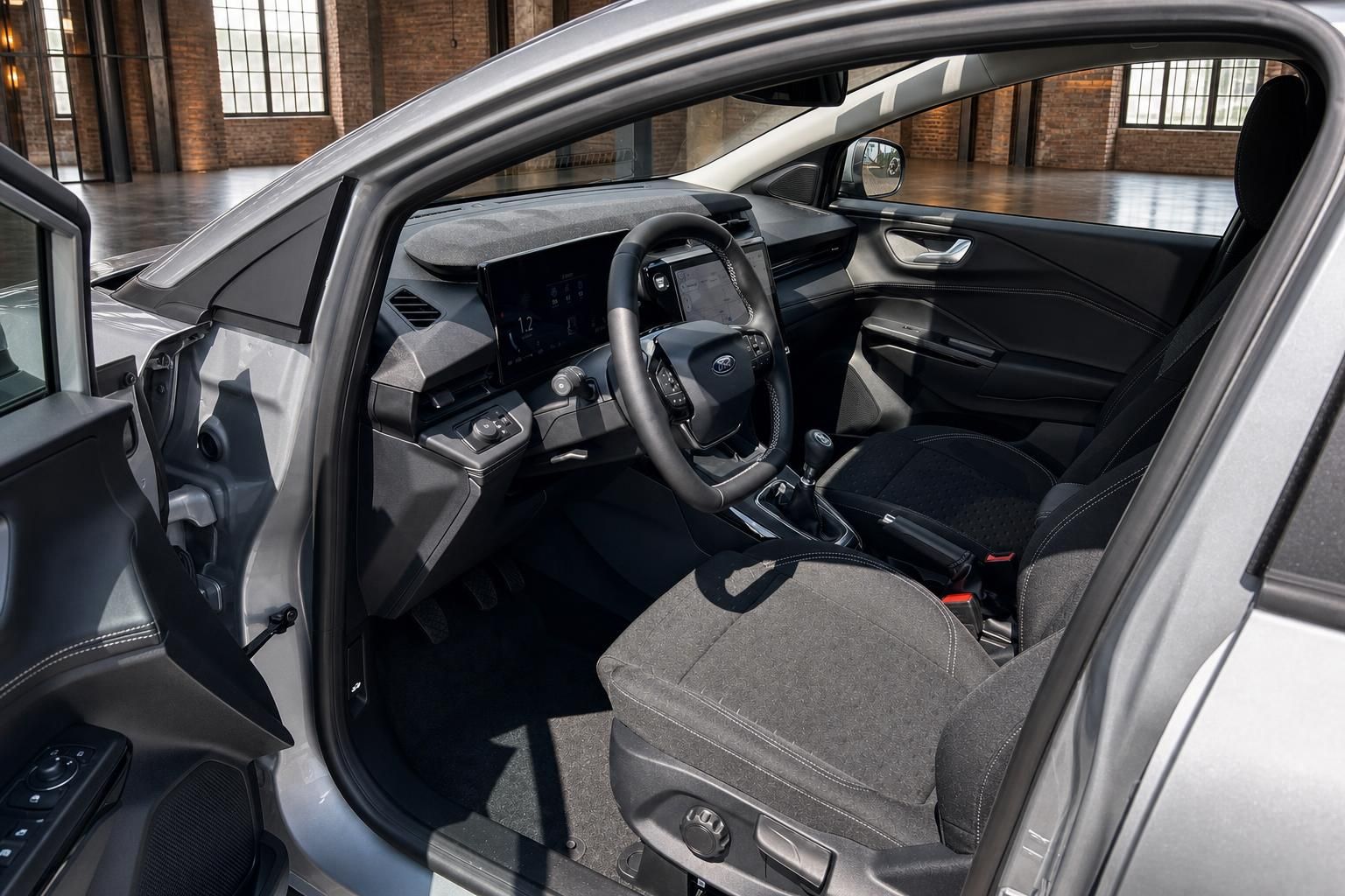 Ford Innenraum – Cockpit mit Lenkrad, Display und Vordersitzen