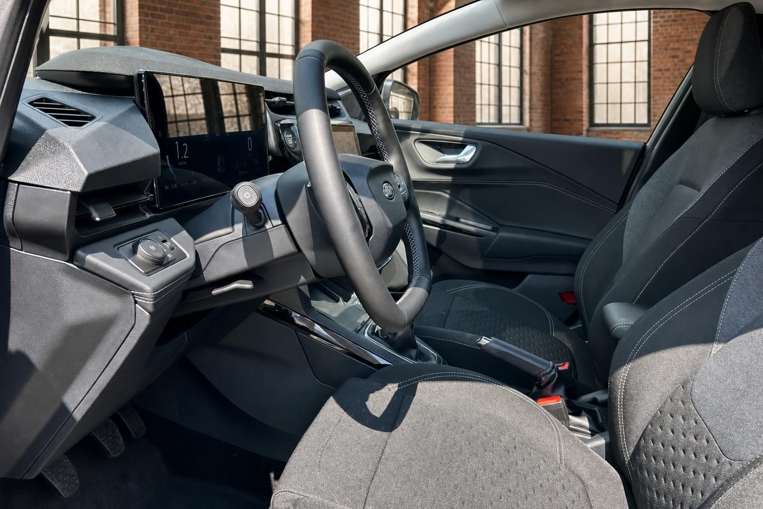 Ford Innenraum mit Cockpit, Lenkrad und Vordersitzen im Detail