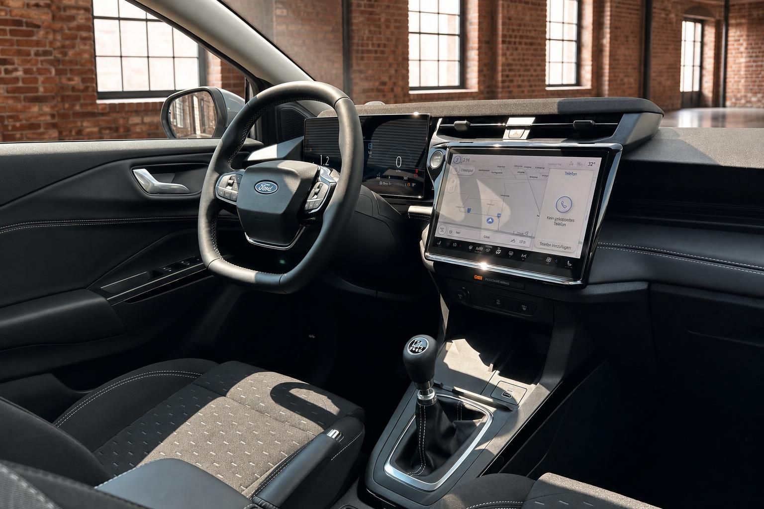 Ford Cockpit mit Lenkrad, Touchscreen und Schaltknauf im Innenraum