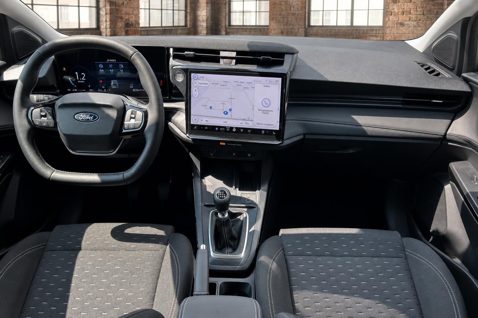 Ford Fahrerraum mit Lenkrad, Navigationsdisplay und Vordersitzen