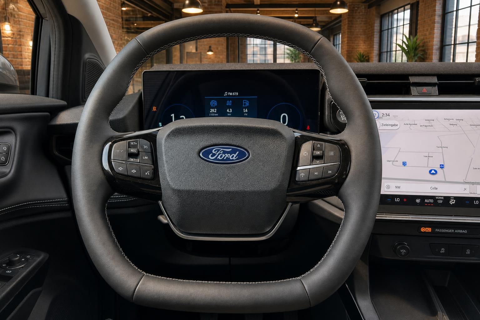 Ford Lenkrad mit Bedienelementen und Digitalanzeige im Cockpit