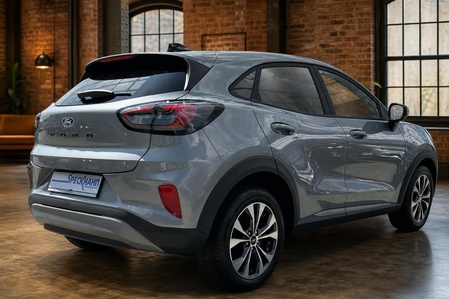 Ford Puma grau Heckansicht schraeg in stilvoller Fabrikhalle