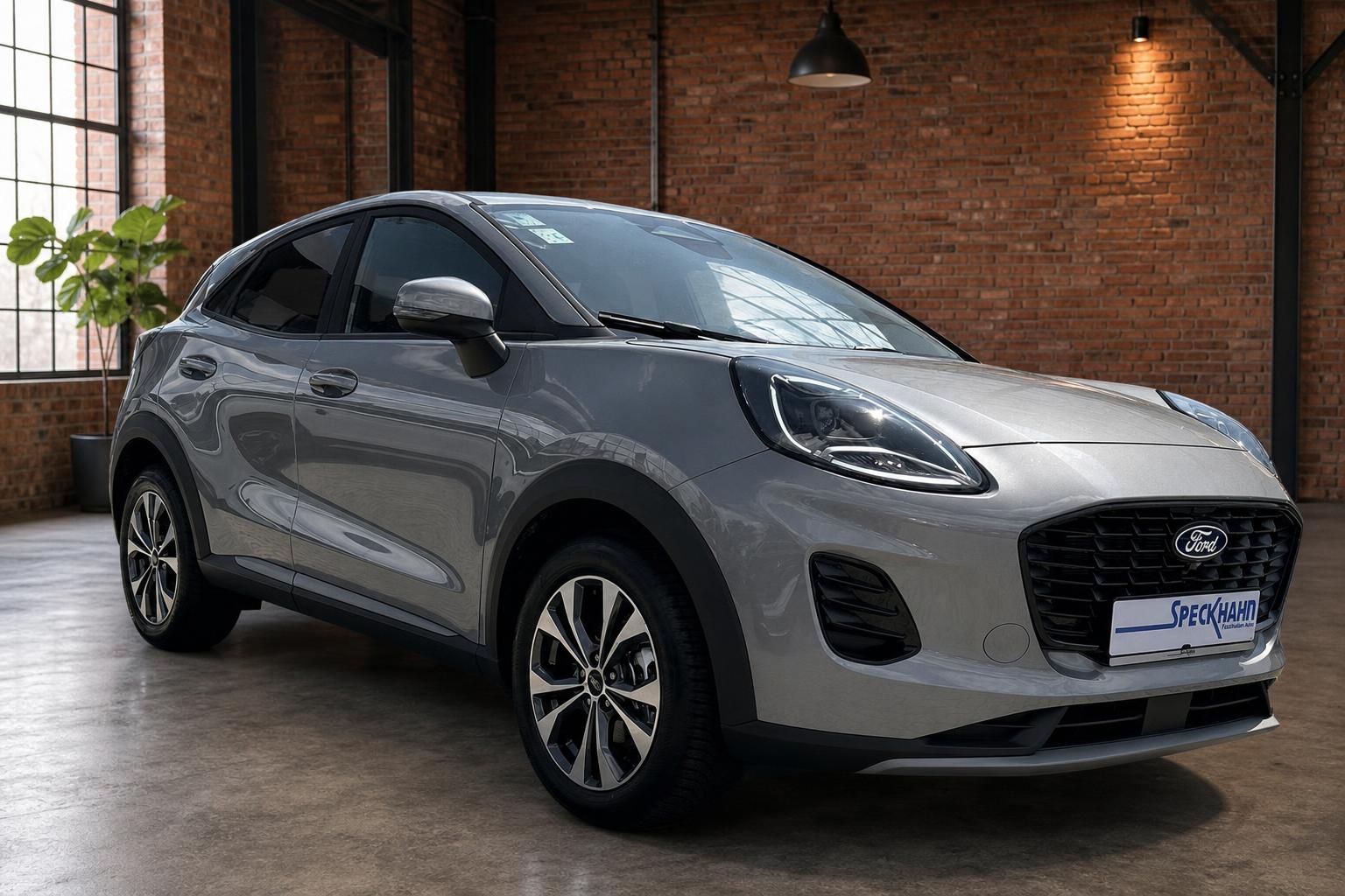 Ford Puma grau Frontansicht schraeg in modernem Showroom