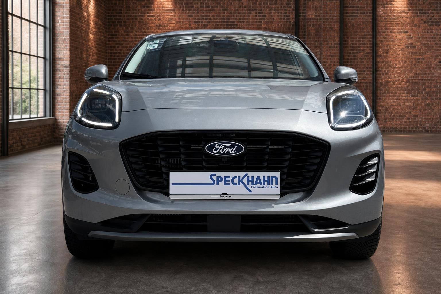 Ford SUV in Silber – Frontansicht mit LED-Scheinwerfern und Kuehlergrill