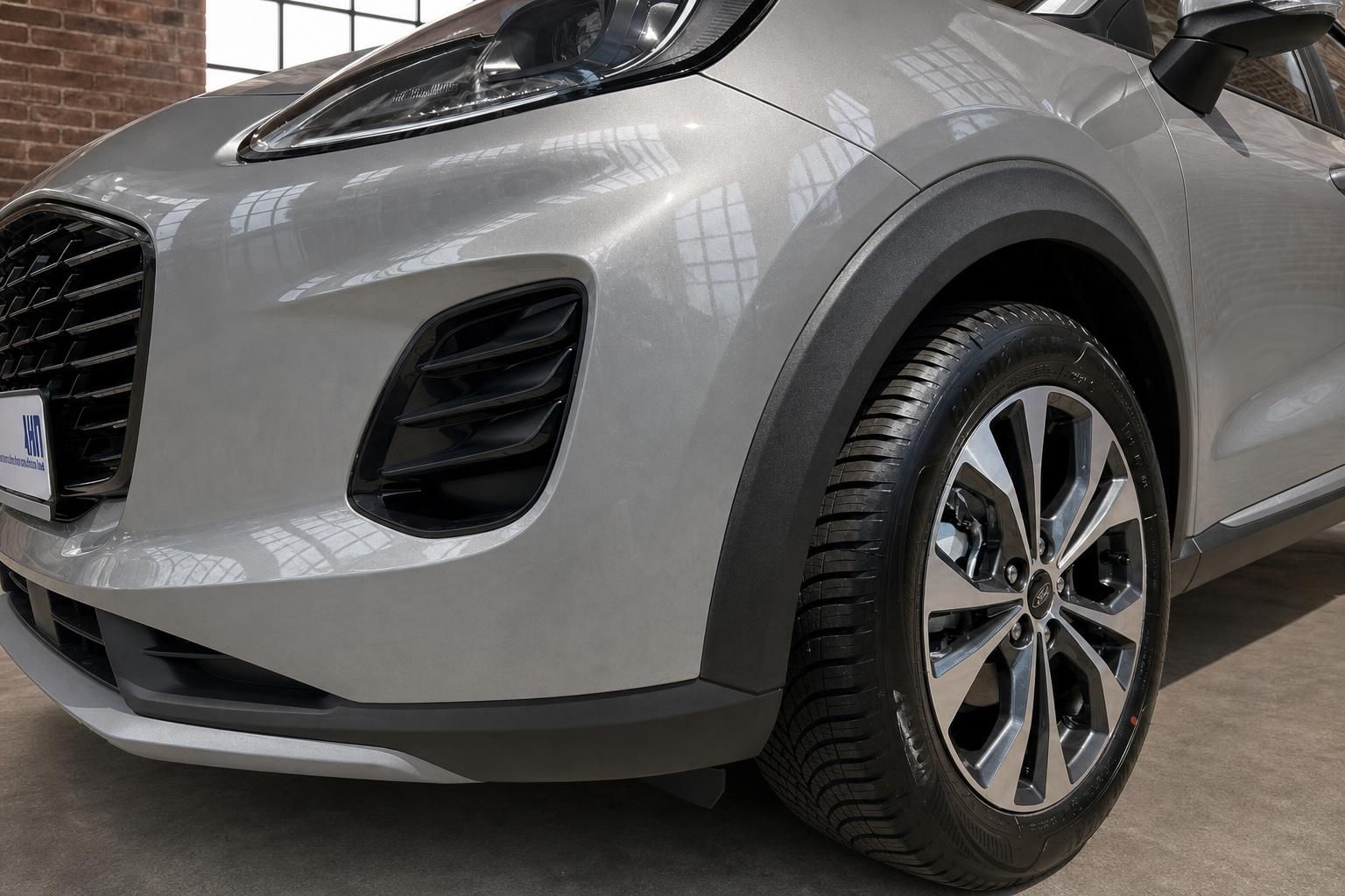 Ford SUV Silber – Detailansicht Frontstossstange und Vorderrad